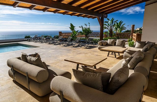Villa Naranja's pool and terrace.
